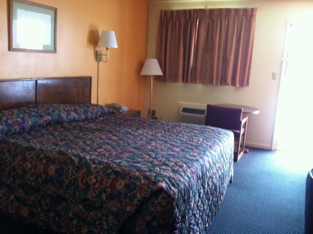 Knights Inn - Chanute Экстерьер фото