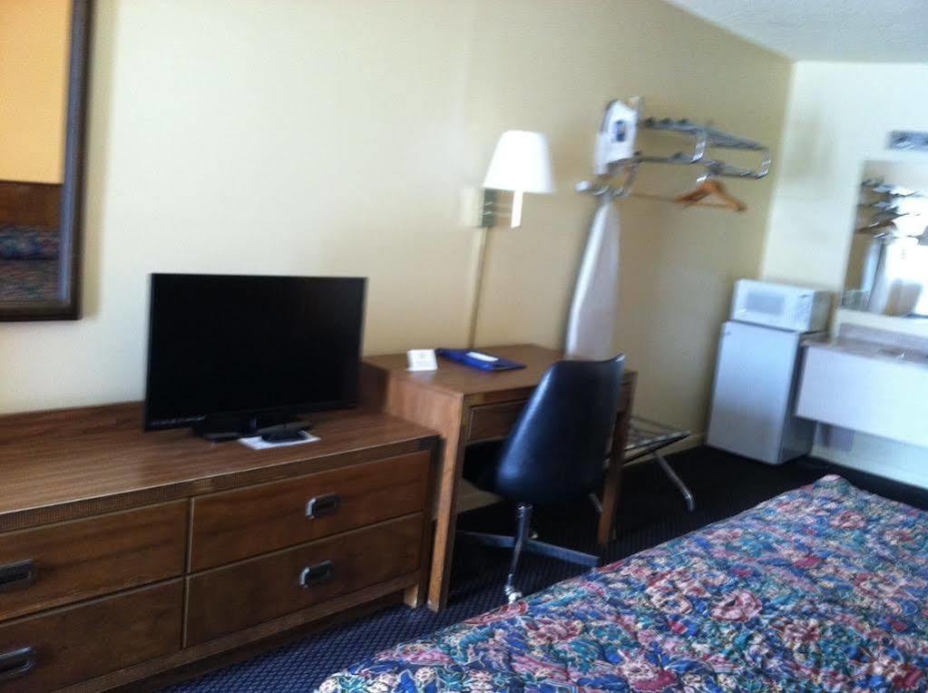 Knights Inn - Chanute Экстерьер фото