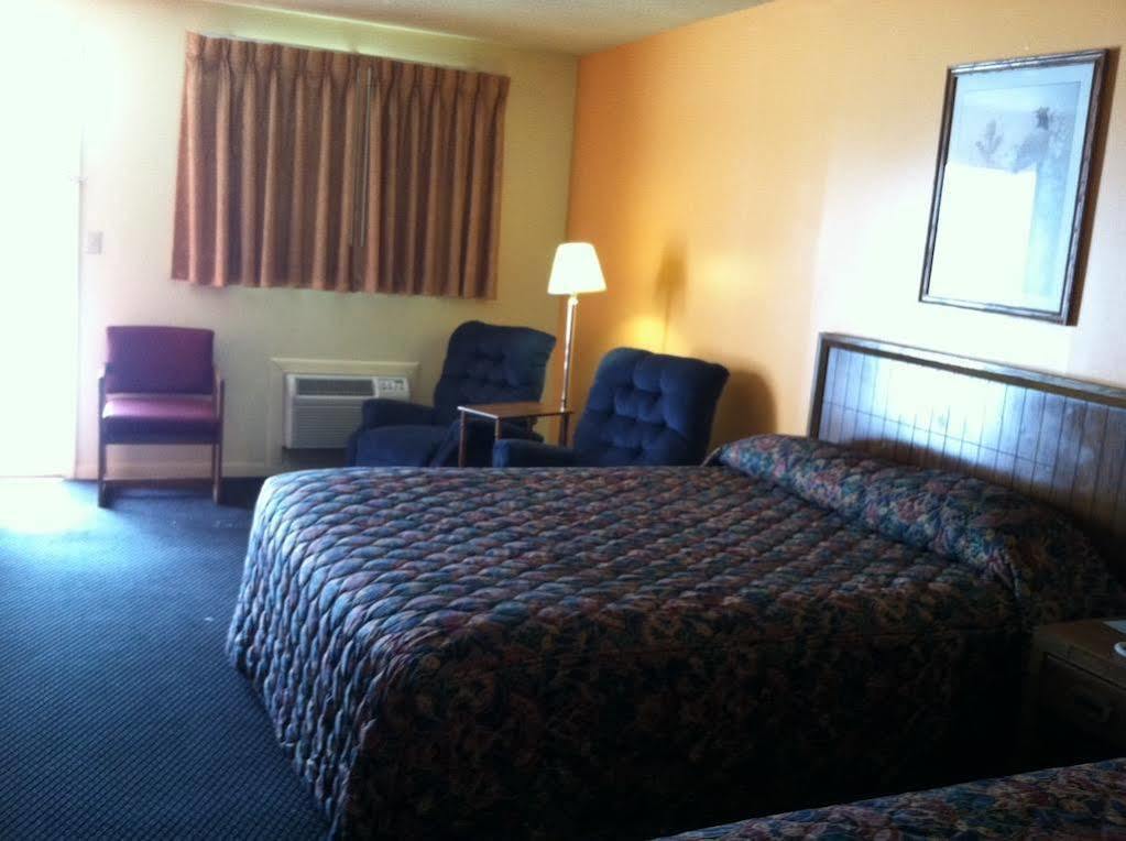 Knights Inn - Chanute Экстерьер фото